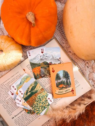 ePiPí radosti, které vám pomůžou naladit se na podzim😍🎃🍁 🃏 hrací karty 🍶 termoska ☕️ plecháčky 🎲 hry z papíru 📝 samolepky...